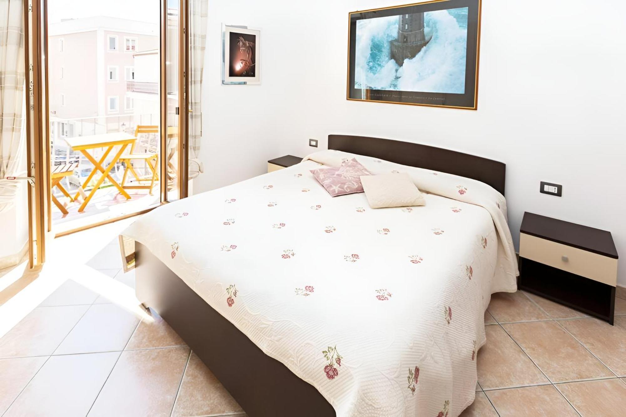 Splendido Appartamento In Pieno Centro Dell'Isola La Maddalena  Exterior foto